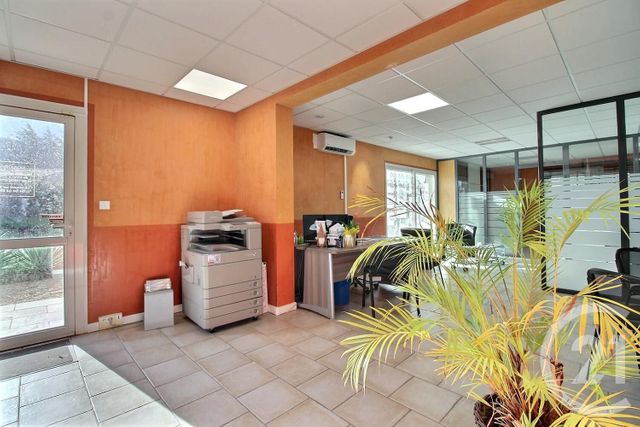 Local commercial à louer - 92.0 m2 - 84 - Vaucluse