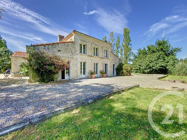 Maison à vendre - 8 pièces - 190 m2 - Tonnay Charente - 17 - POITOU-CHARENTES