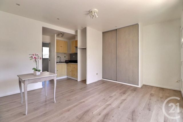 Appartement T2 à vendre - 2 pièces - 32,74 m2 - St Raphael - 83 - PROVENCE-ALPES-COTE-D-AZUR
