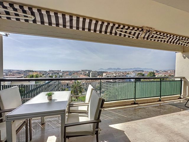 Appartement F3 à louer - 3 pièces - 87,56 m2 - Cannes - 06 - PROVENCE-ALPES-COTE-D-AZUR